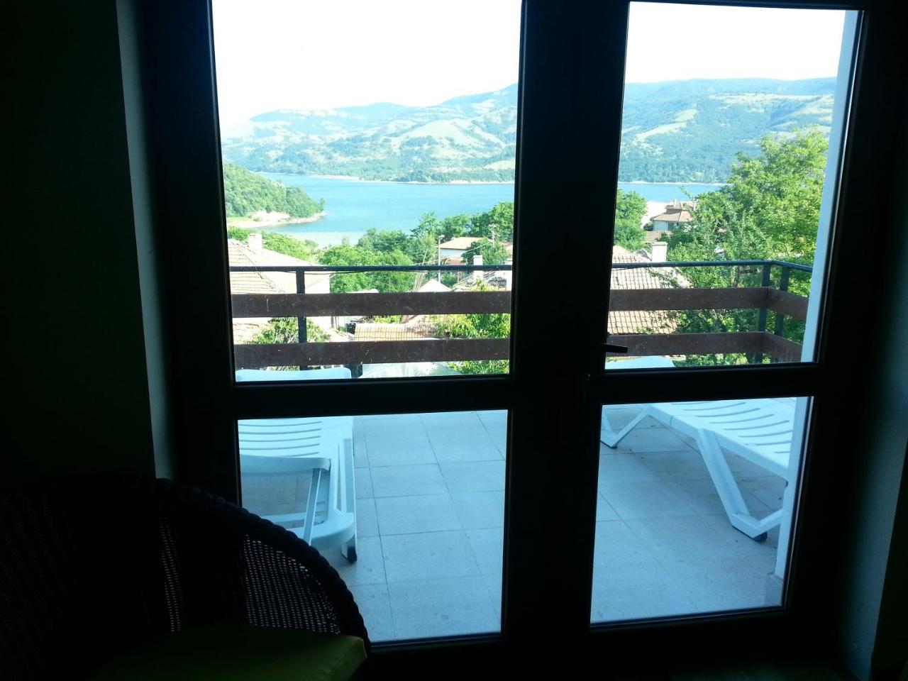 Mihaela Lake Retreat Gnyazdovo Exterior photo