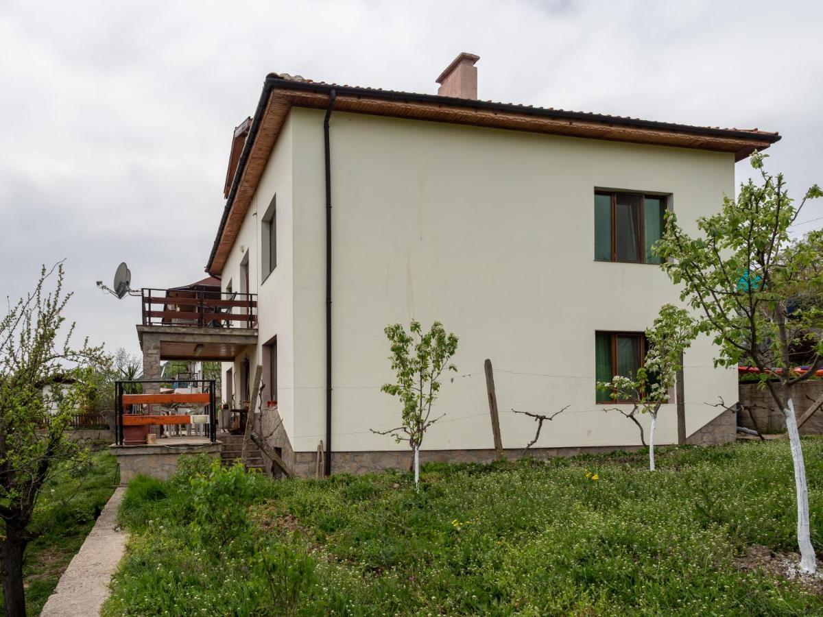 Mihaela Lake Retreat Gnyazdovo Exterior photo