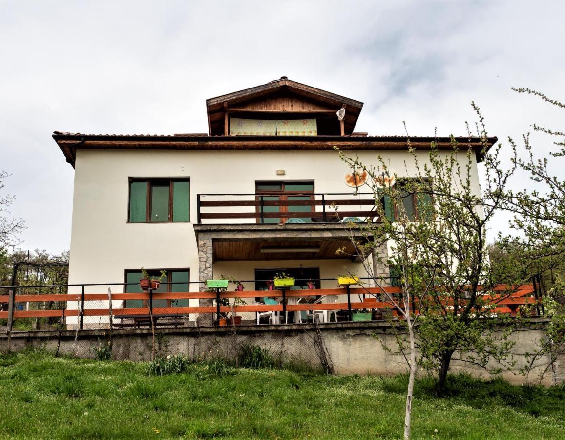 Mihaela Lake Retreat Gnyazdovo Exterior photo